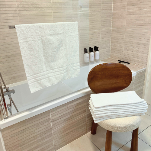 Serviette 45x90 cm en coton recyclé, issue d’hôtel 4/5 étoiles. Douce, lavée, durable. Idéale pour salle de bain, Airbnb ou usage quotidien.