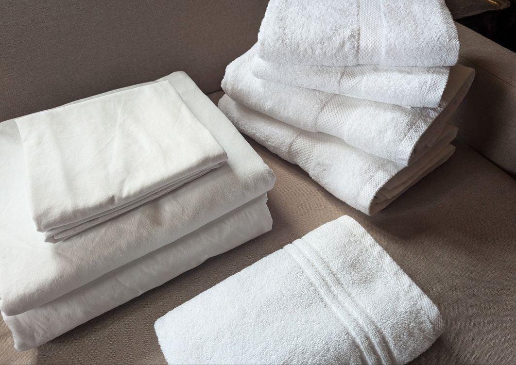 Lot de serviettes de bain blanches pour hôtel ou Airbnb