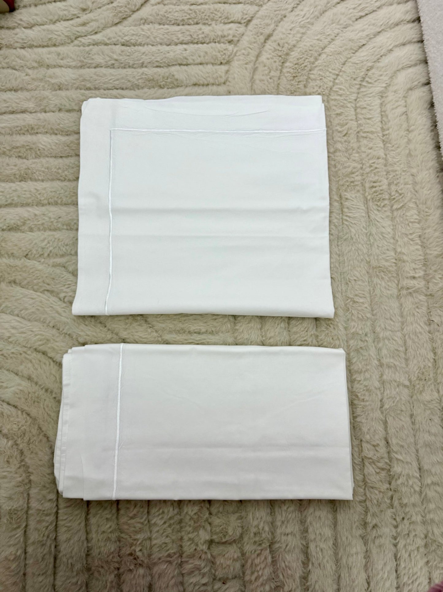 Taie 65x65 haut de gamme en coton revalorisé. Durable et douce : offrez un sommeil d'hôtel 5 étoiles à votre Airbnb.