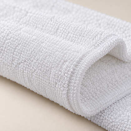 Texture éponge d’un drap de bain hôtelier blanc