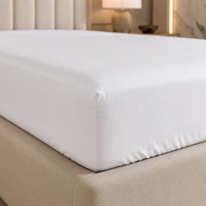 Gros plan sur l angle d un drap-housse blanc parfaitement ajuste au matelas, mettant en valeur sa tenue et sa finition textile.