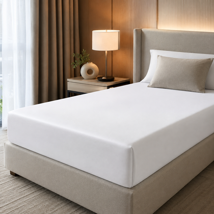 Drap-housse blanc parfaitement ajuste sur un lit dans une chambre elegante, avec une presentation inspiree de l hotellerie haut de gamme.