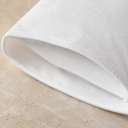 Détail de la fermeture enveloppe du protège-oreiller en molleton blanc 65 x 65 cm EcoWayve.
