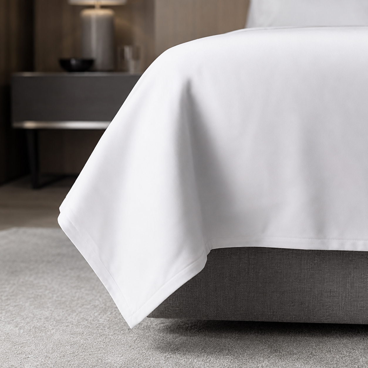 Gros plan sur la retombe et la finition d une housse de couette blanche professionnelle, mettant en valeur son tissu lisse et son ourlet soigne.