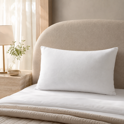 Protege-oreiller molleton blanc 50x75 cm installe sur un oreiller, dans une chambre au style hotelier haut de gamme.