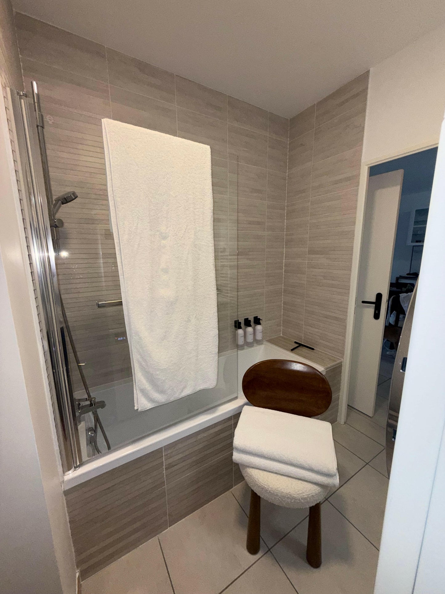 Salle de bain avec des draps de bain 100x150 cm visibles, offrant une ambiance réconfortante et professionnelle, idéale pour les locations Airbnb et le linge hôtelier, disponibles chez Ma boutique.