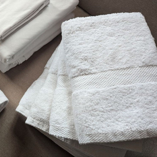 Lot de serviettes de bain blanches pour hôtel ou Airbnb