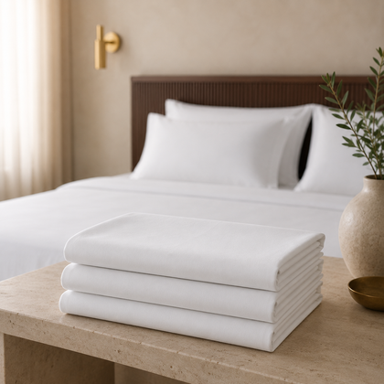 Taie d oreiller hoteliere blanche 50x75 cm posee sur un lit, mettant en avant sa forme rectangulaire et sa finition soignee.