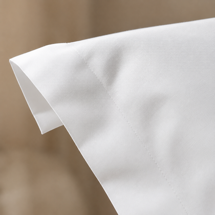 Gros plan sur la finition et la couture d une taie d oreiller hoteliere blanche 50x75 cm, avec texture lisse et aspect haut de gamme.