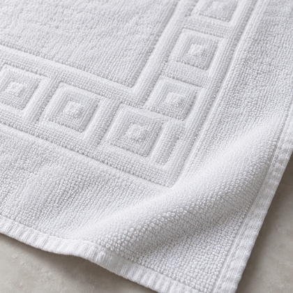 Détail de la texture éponge du tapis de bain blanc