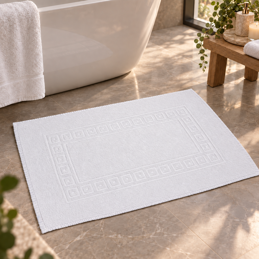 Tapis de bain blanc dans une salle de bain élégante