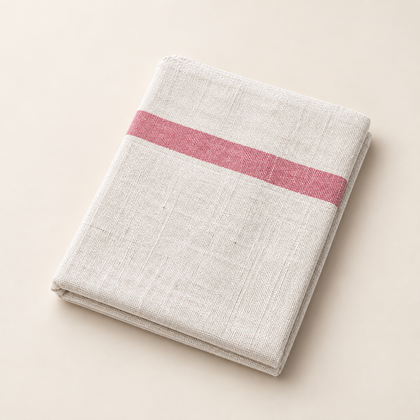 Torchon de cuisine en coton naturel blanc avec rayure rose, plié sur fond beige.