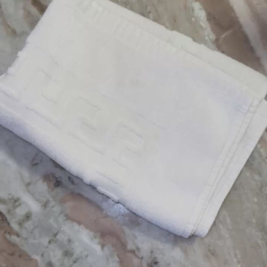Découvrez notre tapis de bain 100% coton, idéal pour les hôtels, spas ou particuliers exigeants. Épais, absorbant et élégant, il offre confort et sécurité après la douche. Testé et approuvé par des professionnels du linge hôtelier.
