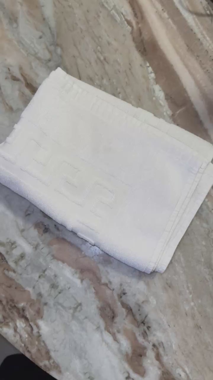 Découvrez notre tapis de bain 100% coton, idéal pour les hôtels, spas ou particuliers exigeants. Épais, absorbant et élégant, il offre confort et sécurité après la douche. Testé et approuvé par des professionnels du linge hôtelier.