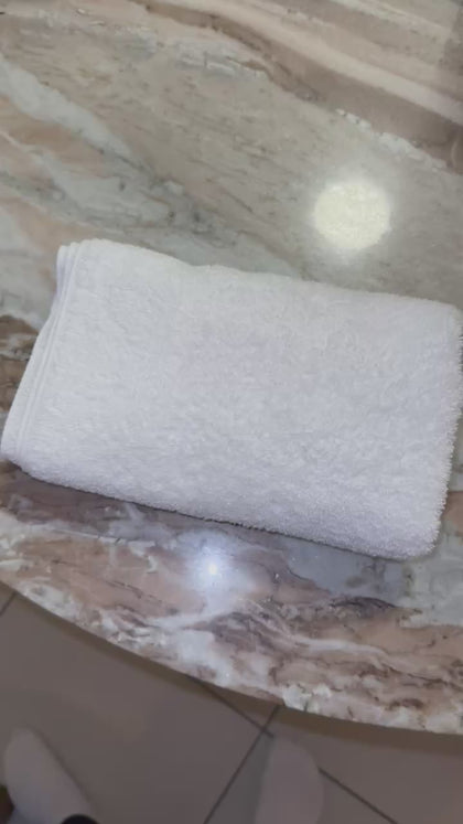 Serviette de toilette 45x90 cm en coton hôtelier, linge revalorisé, texture douce et séchage rapide, conçue pour un usage intensif en Airbnb et hébergements professionnels.