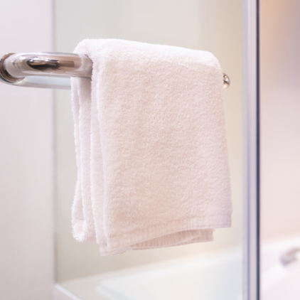 Serviette de toilette 45x90 cm en coton hôtelier, linge revalorisé, texture douce et séchage rapide, conçue pour un usage intensif en Airbnb et hébergements professionnels.