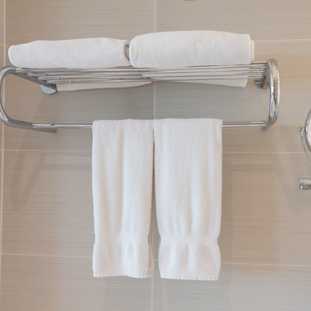 Serviette 45x90 cm style hôtel, coton épais et durable, linge revalorisé issu d’établissements hôteliers, haute absorption, parfaite pour locations courte durée et usage intensif.