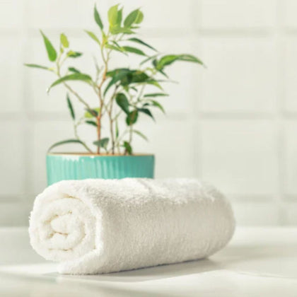 Serviette de toilette 45x90 cm en coton, qualité hôtelière, issue de linge revalorisé d’hôtels, douce, absorbante et résistante, idéale pour usage Airbnb et professionnel.