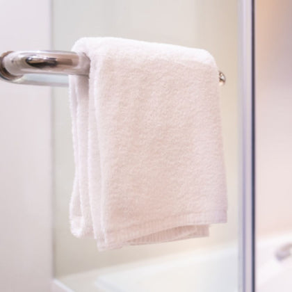 Serviette de toilette hôtelière 45 × 90 cm