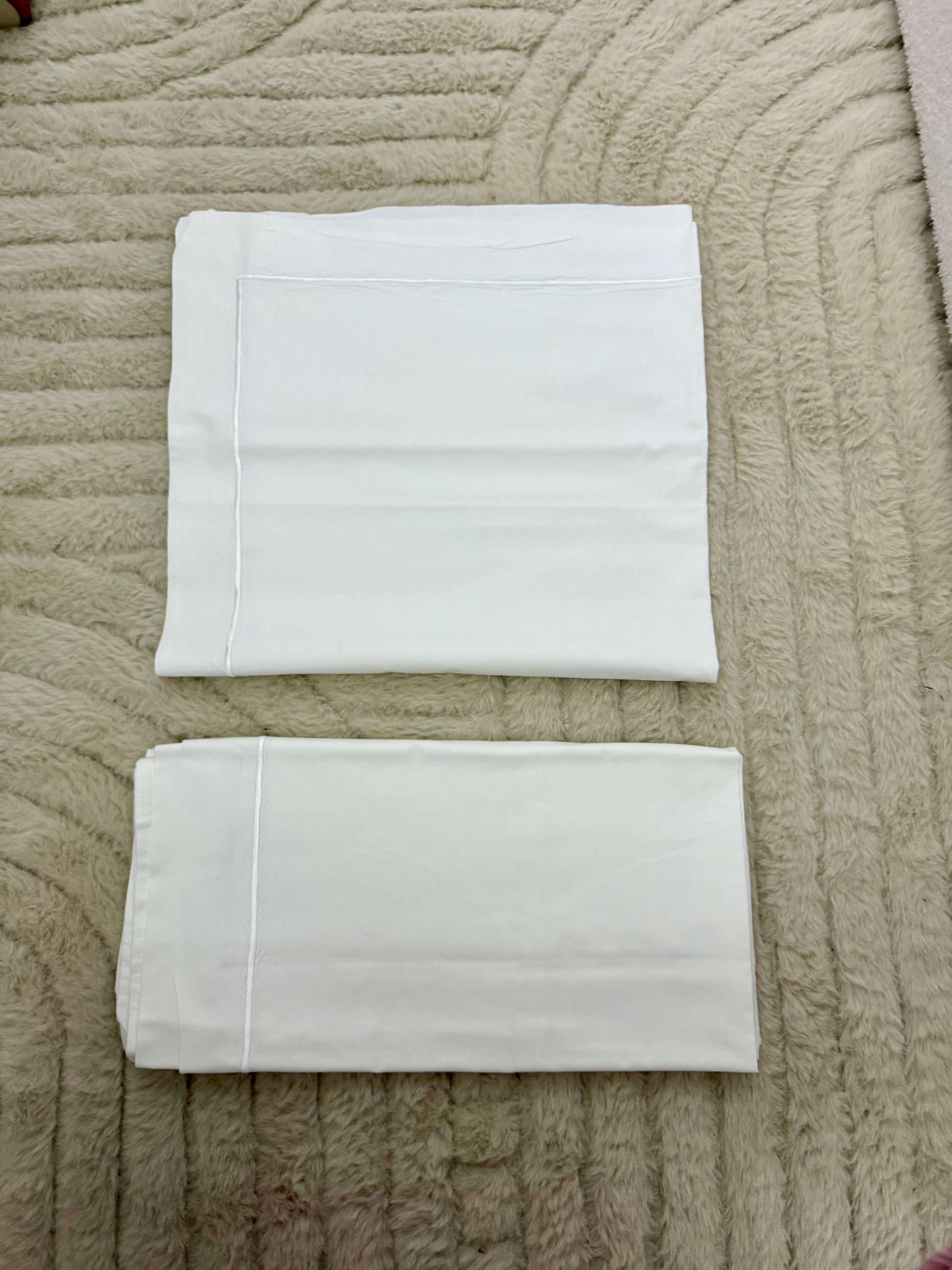 Taies d’oreiller blanches 65x65 en polycoton recyclé, linge hôtelier durable pour particuliers, Airbnb et maisons d’hôtes.