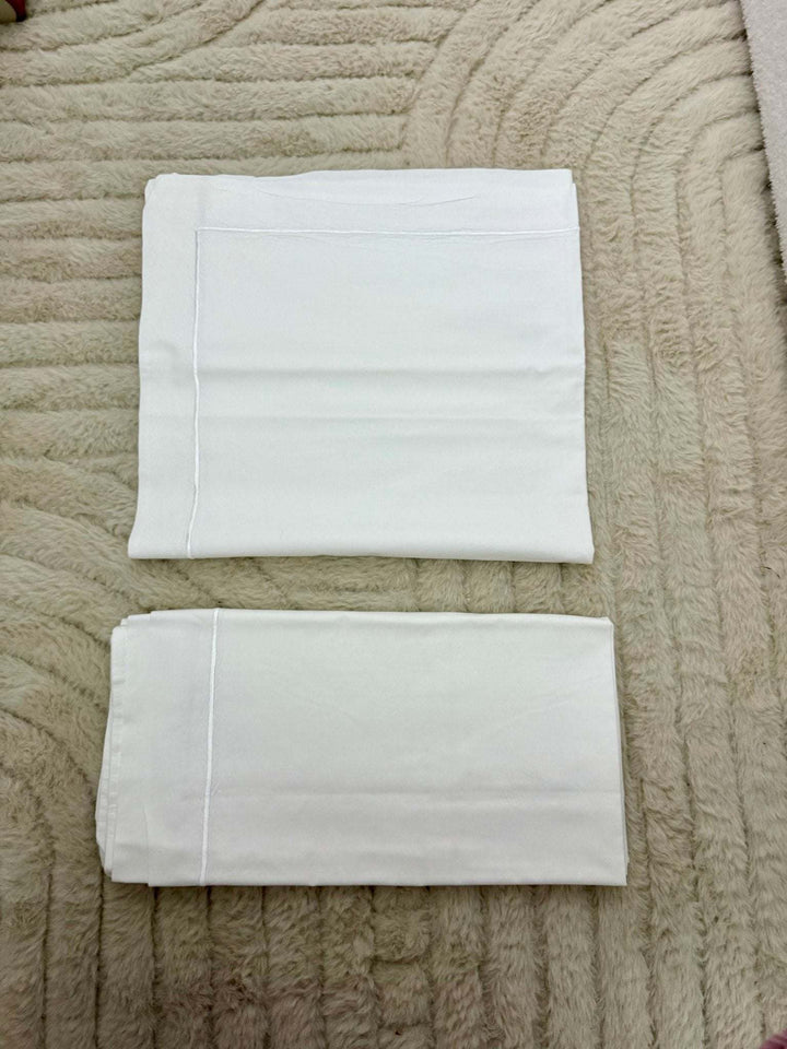 Taie 65x65 haut de gamme en coton revalorisé. Durable et douce : offrez un sommeil d'hôtel 5 étoiles à votre Airbnb.