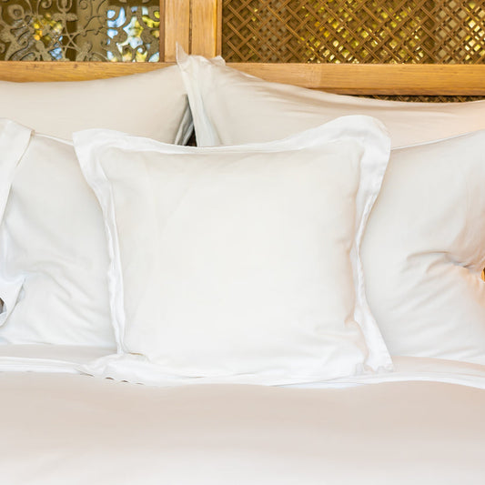 Taie d’oreiller blanche en coton de qualité hôtelière, linge de lit haut de gamme.