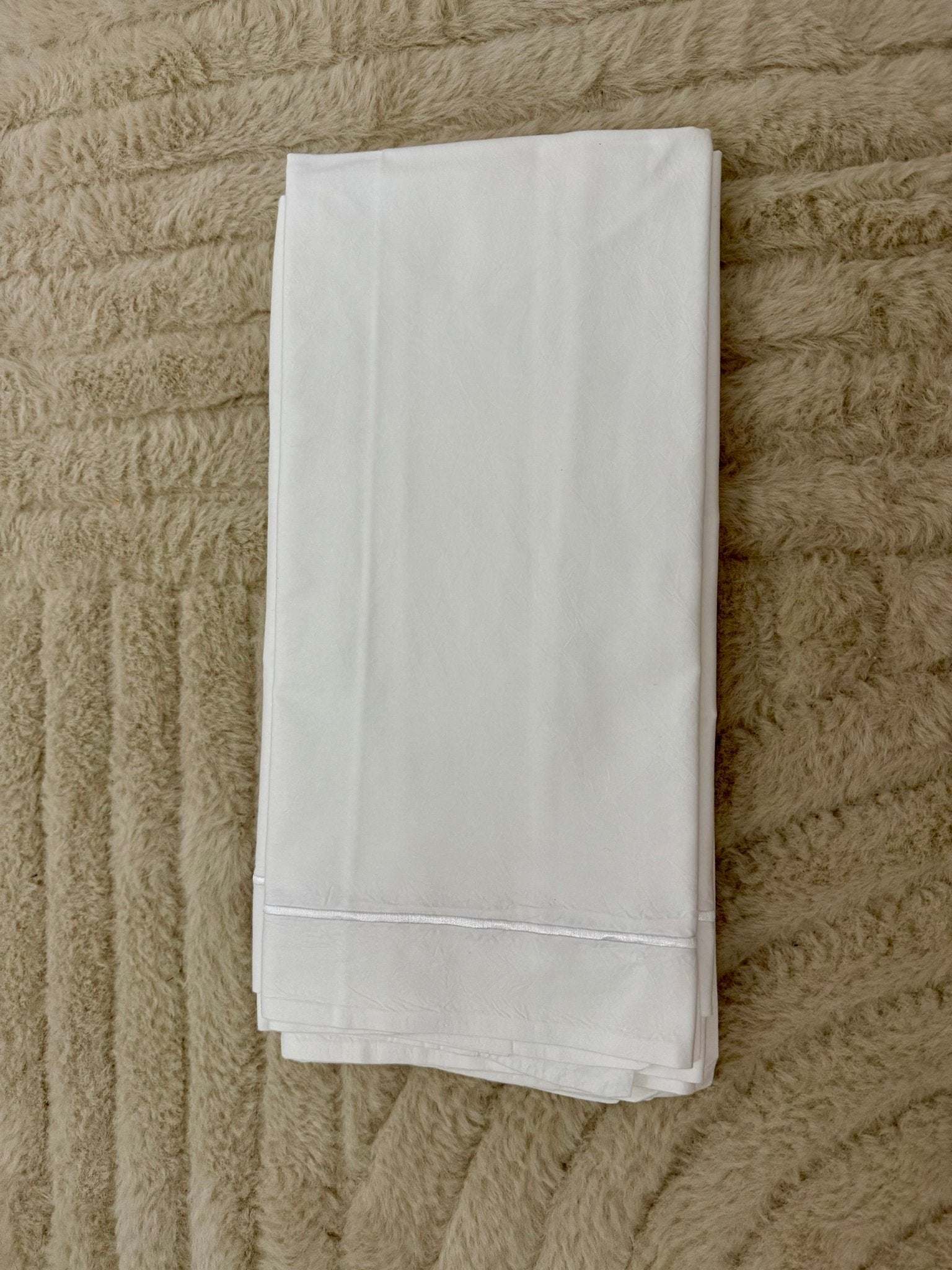 Taie 65x65 en linge hôtelier revalorisé. Durable, tout confort et éco-responsable. Le choix idéal pour votre Airbnb !