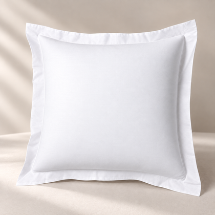 Taie 65x65 cm en percale blanche avec finition volant.