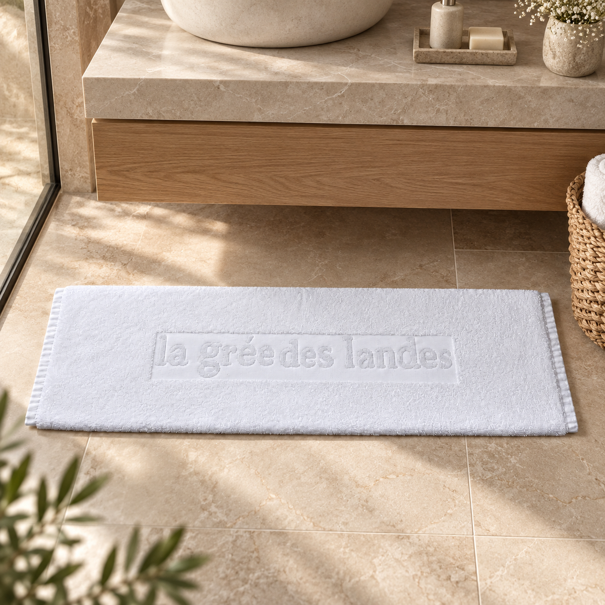 Tapis La Grée des Landes dans une salle de bain élégante