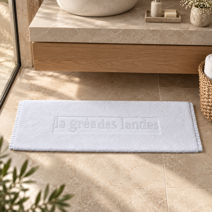 Tapis La Grée des Landes dans une salle de bain élégante