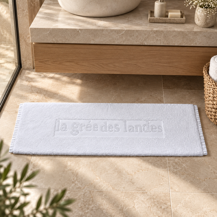 Tapis La Grée des Landes dans une salle de bain élégante